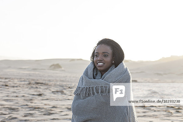 Südafrika  Kapstadt  Portrait einer jungen Frau  die am Strand steht