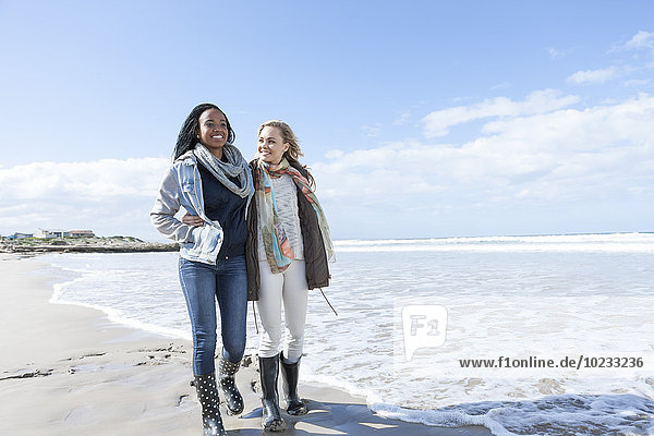 Südafrika  Kapstadt  zwei Freunde beim Spaziergang am Strand