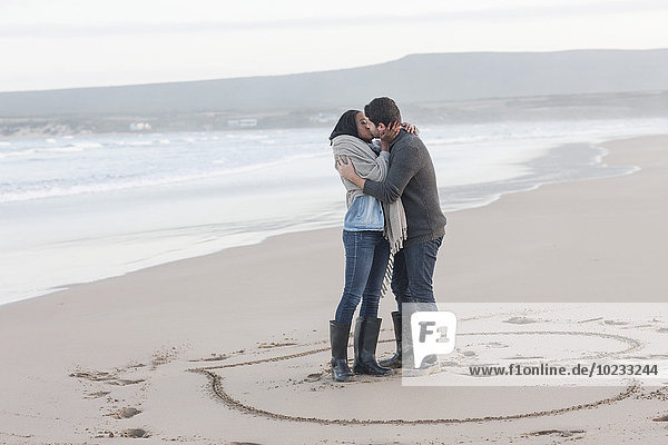 Südafrika  Kapstadt  junges Paar beim Küssen am Strand