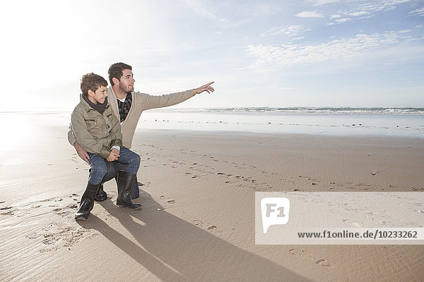 Südafrika  Witsand  Vater und Sohn am Strand