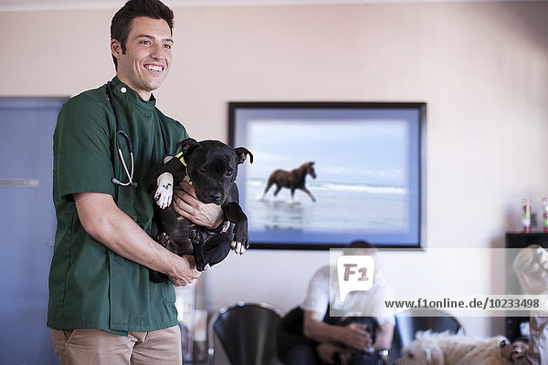 Tierarzt mit Hund im Wartezimmer
