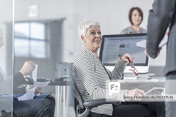 Kollegen im Büro arbeiten zusammen
