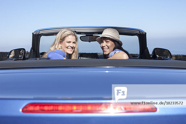 Südafrika  zwei glückliche Frauen in einem Cabriolet