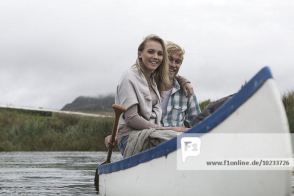 Junges Paar entspannt im Kanu auf dem See