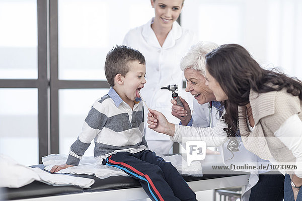 Arzt untersucht kleinen Jungen