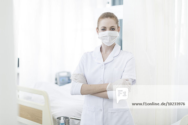 Porträt der Krankenschwester im Krankenhaus mit Maske