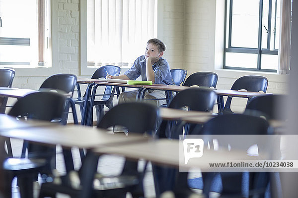 Schüler allein im Klassenzimmer