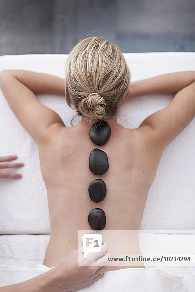 Frau erhält Hot-Stone-Massage in einem Spa