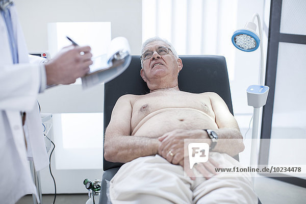 Älterer Mann bei der Untersuchung im Krankenhaus