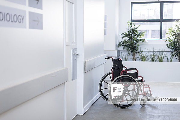 Rollstuhl im Flur des Krankenhauses