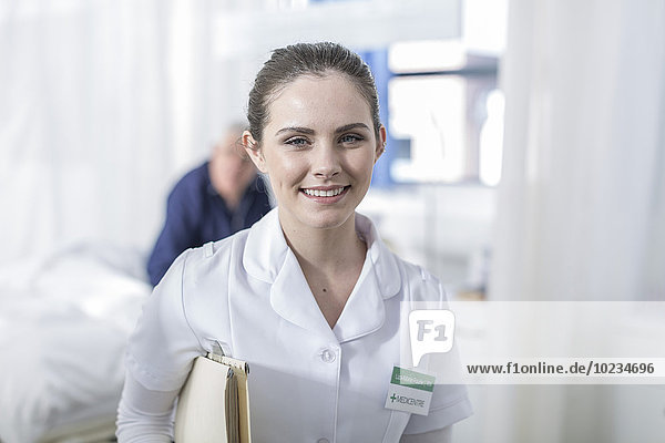 Porträt der lächelnden Krankenschwester im Krankenhaus