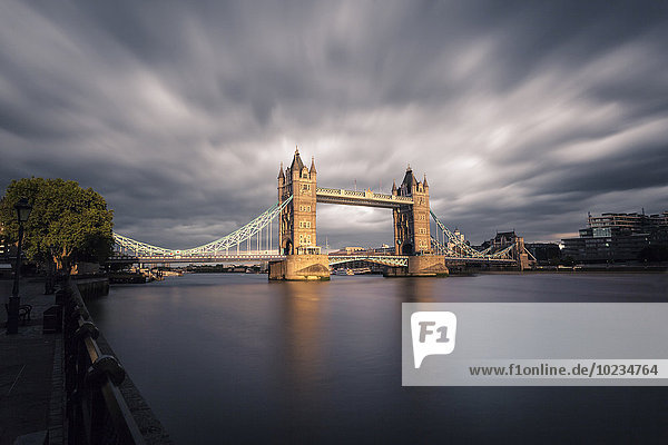 UK  London  Blick zur Tower Bridge bei Dämmerung  lange Belichtungszeit