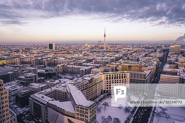 Deutschland  Berlin  Stadtansicht mit Leipziger Straße im Winter