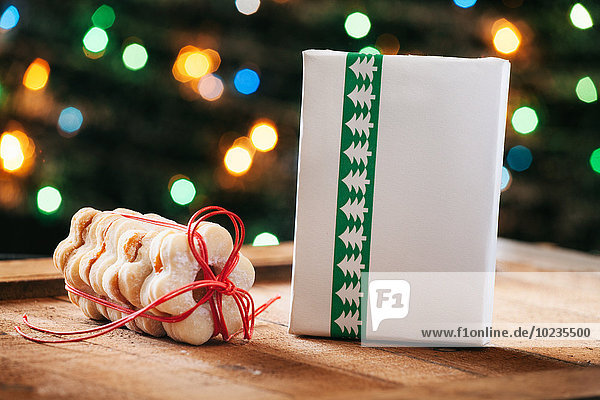 Stapel Weihnachtsgebäck und verpacktes Weihnachtsgeschenk