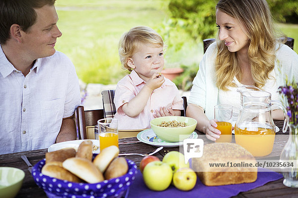 Glückliche Familie sitzt am Frühstückstisch