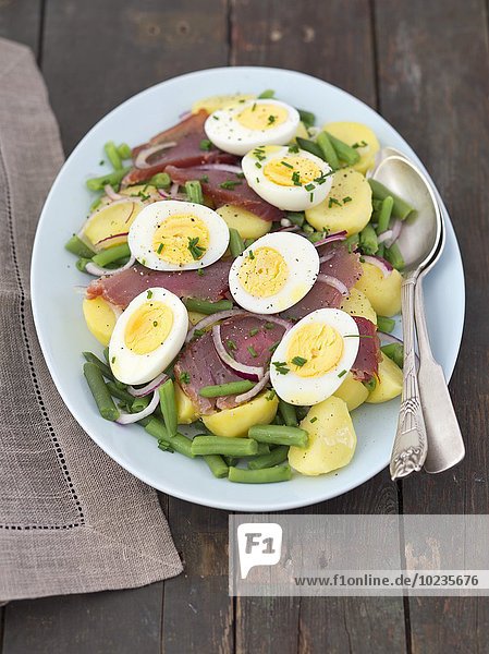 Nizzasalat mit grünen Bohnen  Kartoffeln  geräuchertem Thunfisch und gekochtem Ei