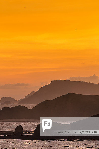 Indonesien Bali Küste der Insel Lombok bei Sonnenuntergang