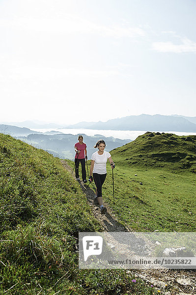 Österreich  Zwei Frauen Nordic Walking am Kranzhorn