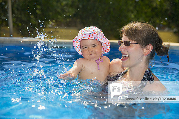 Spanien  Mallorca  Mutter und ihre kleine Tochter zusammen im Schwimmbad