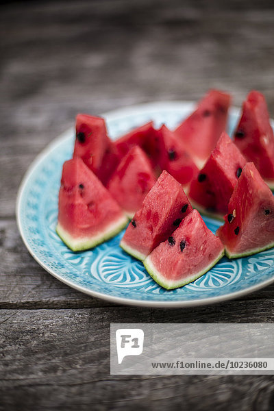Gehackte Wassermelone auf blauem Teller