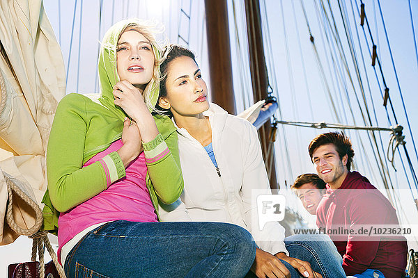 Freunde auf einem Segelschiff