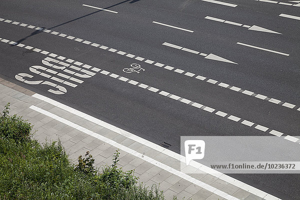 Deutschland,  Hamburg,  Ansicht der leeren Straße mit verschiedenen Straßenmarkierungen
