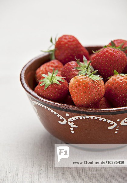 Frische Erdbeeren in einer Keramikschüssel