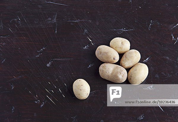 Frische Kartoffeln auf Holzuntergrund