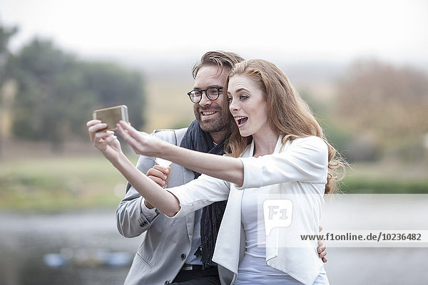 Paar  das einen Selfie mit Smartphone nimmt