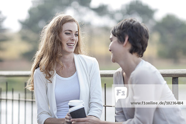Zwei Frauen mit Kaffee auf der Terrasse eines Restaurants