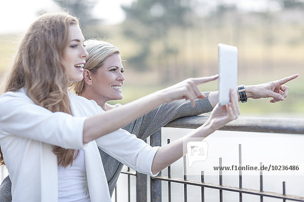 Zwei Frauen mit digitalem Tablett beim Fotografieren