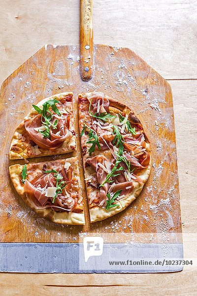 Pizza mit Parmaschinken und Rucola