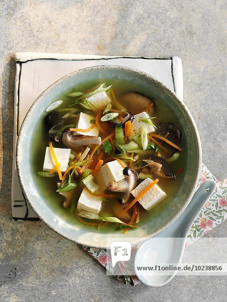 Klare Brühe mit Pilzen und Tofu (China)
