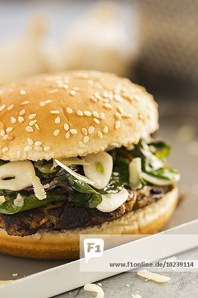 Vegetarischer Burger mit Bohnenbratling  sautiertem Knoblauch-Spinat und Parmesanspänen