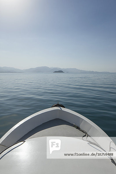 Abgeschnittenes Bild des Bootes auf See gegen den klaren Himmel