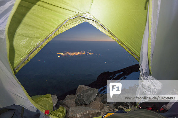 Landschaft durch das Zelt auf dem Berg in der Abenddämmerung gesehen