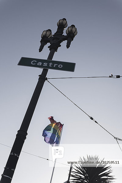 niedrig,durchsichtig,transparent,transparente,transparentes,Himmel,Straße,Zeichen,Fahne,Ansicht,Flachwinkelansicht,Winkel,Regenbogen,Signal
