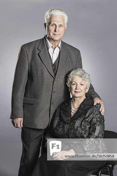 Porträt eines älteren Paares vor grauem Hintergrund