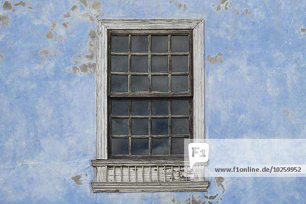 Fenster zum verwitterten Gebäude