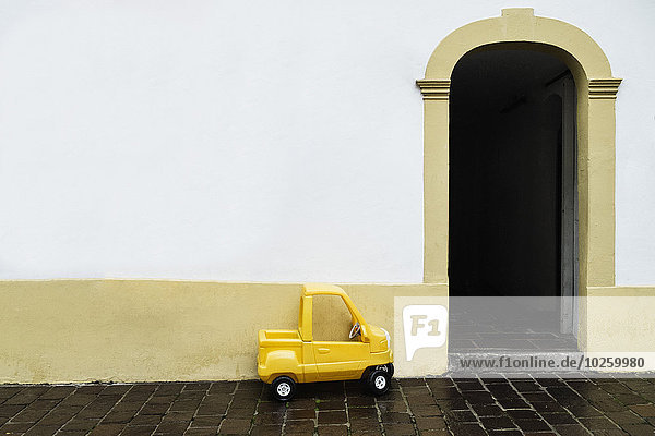 Gelbes Spielzeugauto pro Haus
