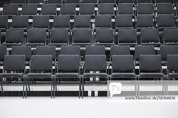 Reihen von leeren Stühlen im Seminarraum