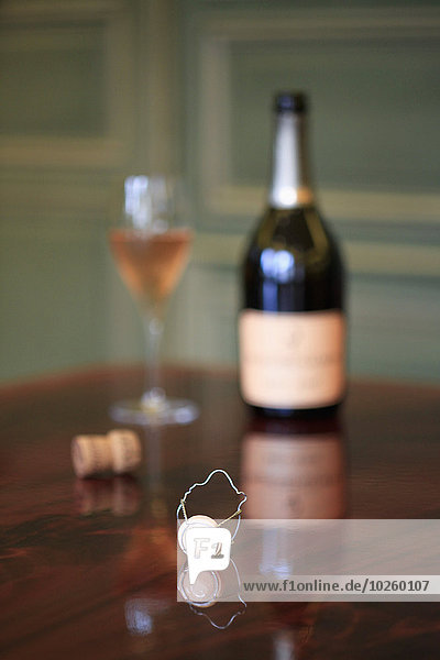 Holztisch,Glas,Wein,Flasche