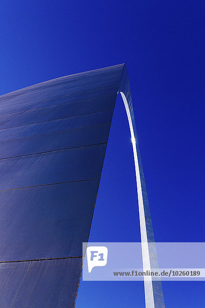 niedrig,durchsichtig,transparent,transparente,transparentes,Himmel,Brücke,blauer Himmel,wolkenloser Himmel,wolkenlos,blau,Eingang,Ansicht,Flachwinkelansicht,Winkel