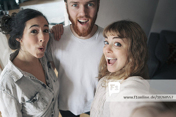 Interior,zu Hause,Portrait,Mann,Freundschaft,jung,Spaß