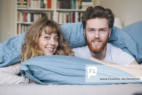 liegend,liegen,liegt,liegendes,liegender,liegende,daliegen,Portrait,Fröhlichkeit,Bett,jung