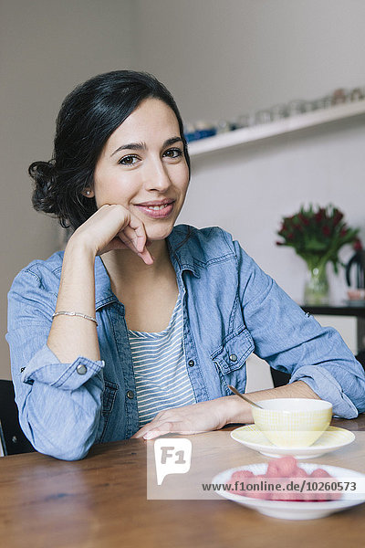 sitzend,junge Frau,junge Frauen,Portrait,Fröhlichkeit,Küche,Tisch