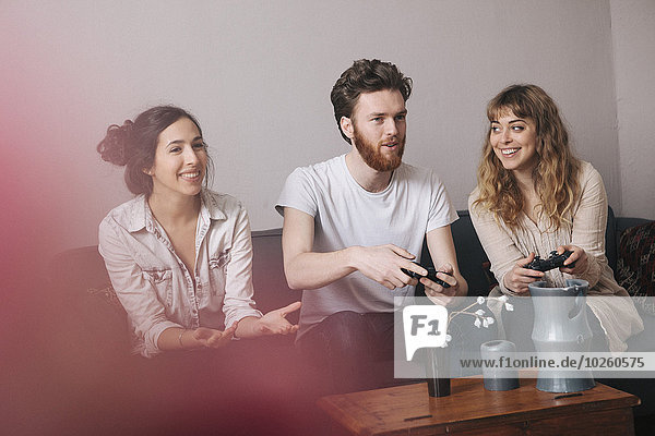 Interior,zu Hause,Freundschaft,Begeisterung,Spiel,jung,Camcorder,spielen