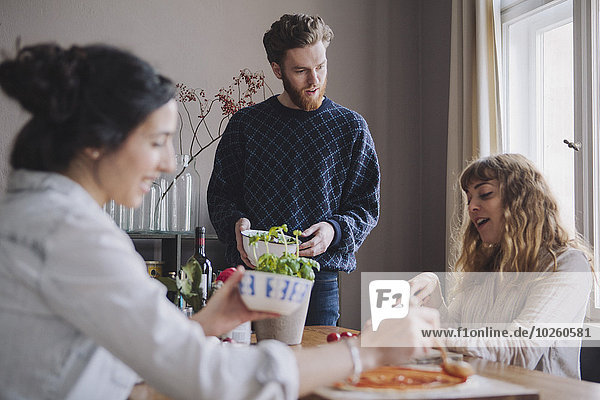 Mann,Freundschaft,Produktion,jung,Pizza,Tisch