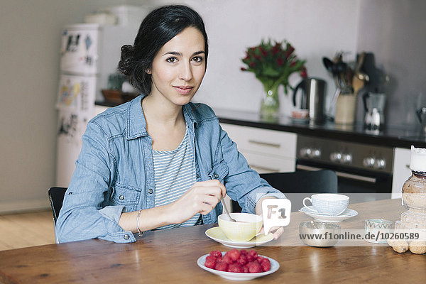 junge Frau,junge Frauen,Portrait,Fröhlichkeit,Küche,Kaffee,Tisch