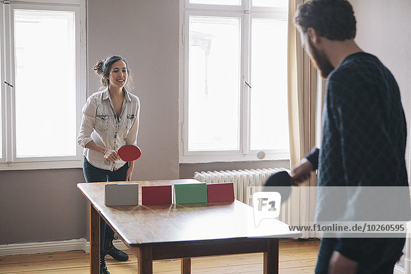 Interior,zu Hause,junge Frau,junge Frauen,Tischtennis,Mann,spielen